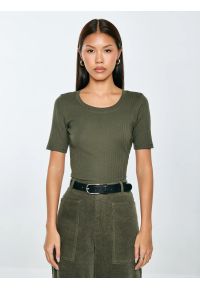 Big-Star - Koszulka damska w prążek khaki Asterca 303. Kolor: zielony. Materiał: jeans, prążkowany, dzianina. Wzór: prążki. Styl: klasyczny, elegancki