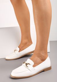 Renee - Białe Mokasyny Ozdobione Minimalistyczną Klamrą Mithala. Nosek buta: okrągły. Zapięcie: klamry. Kolor: biały. Wzór: aplikacja. Obcas: na obcasie. Wysokość obcasa: niski #5