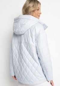 Born2be - Jasnoniebieska Kurtka Pikowana z Odpinanym Kapturem i Aplikacją Sarlia. Kolor: niebieski. Materiał: jeans. Wzór: aplikacja. Styl: klasyczny, elegancki #5