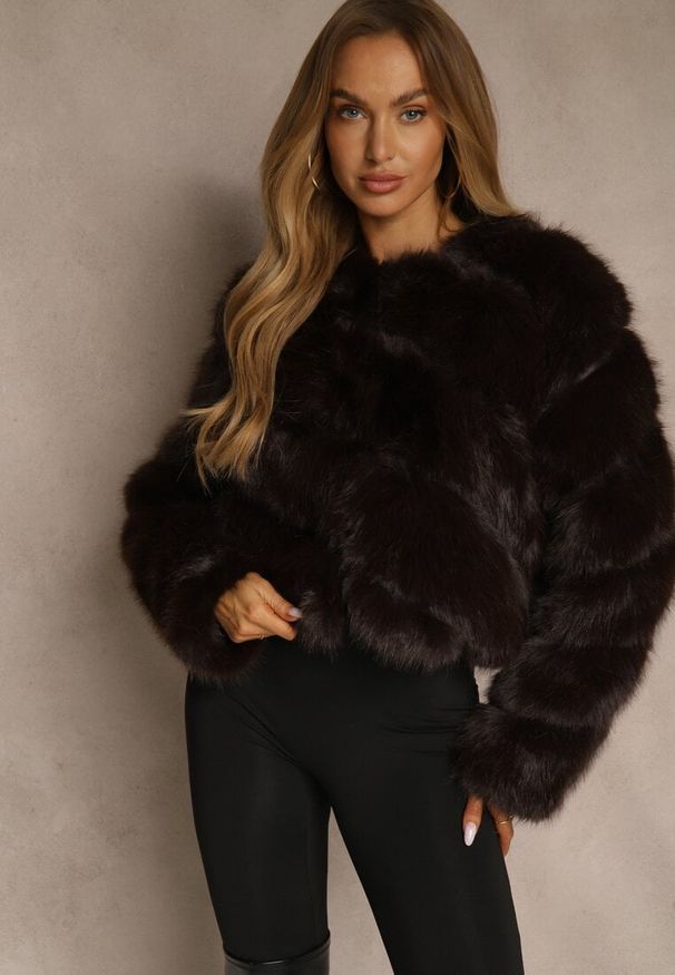 Renee - Brązowa Futrzana Kurtka o Krótkim Kroju Zapinana na Haftki Alorith. Okazja: na co dzień. Kolor: brązowy. Materiał: futro. Długość: krótkie. Styl: casual, elegancki