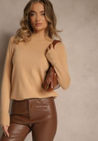 Renee - Ciemnobeżowy Golf o Dopasowanym Kroju Zdobiony Minimalistycznymi Aplikacjami Unissa. Okazja: na spacer. Typ kołnierza: golf. Kolor: beżowy. Materiał: jeans. Wzór: aplikacja. Styl: elegancki, klasyczny
