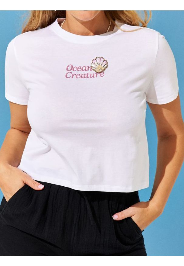 Sinsay - Bawełniany crop top z haftowanym napisem i aplikacją w kształcie muszelki - biały. Kolor: biały. Materiał: bawełna. Wzór: napisy, aplikacja, haft