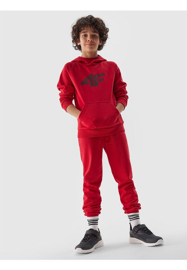 4f - Spodnie dresowe joggery chłopięce - czerwone. Okazja: na co dzień. Kolor: czerwony. Materiał: dresówka. Wzór: ze splotem, gładki. Styl: casual, sportowy