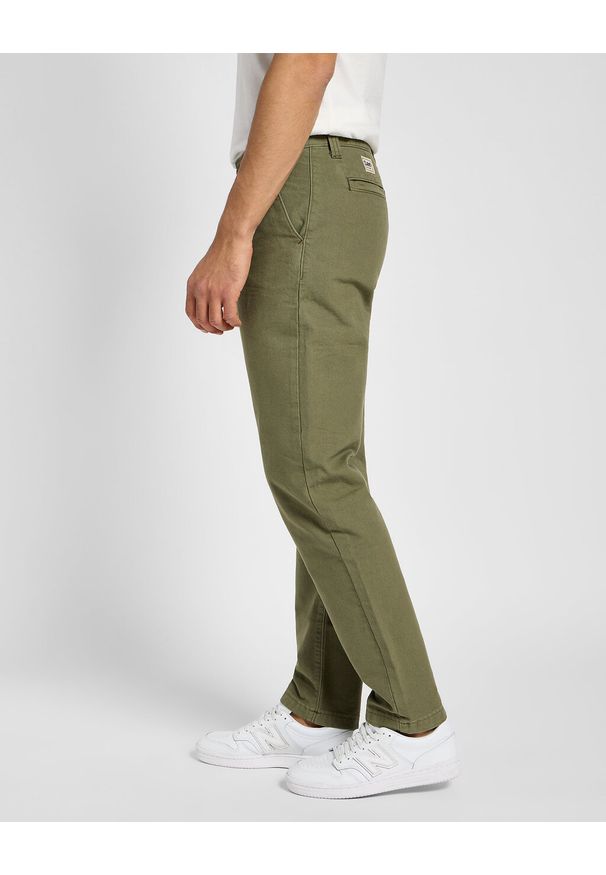 Lee - LEE MĘSKIE SPODNIE MATERIAŁOWE RELAXED WORKWEAR CHINO MERCANTIL GREEN 112355786 L78K008526. Materiał: materiał
