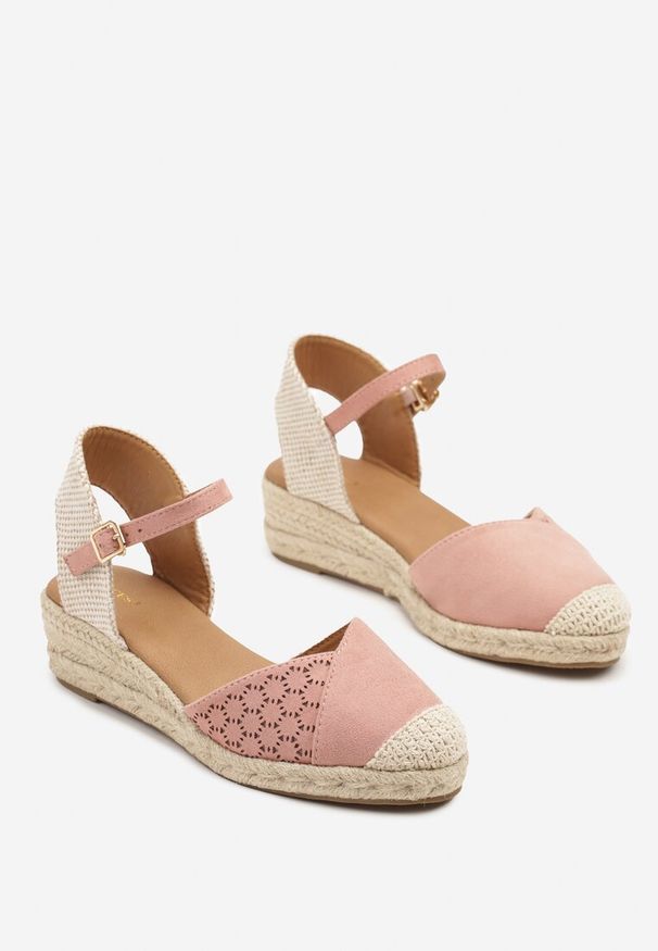 Renee - Różowe Sandały Vices na Plecionym Koturnie w Stylu Boho Erathria. Okazja: na spacer. Zapięcie: sprzączka. Kolor: różowy. Sezon: lato. Obcas: na koturnie. Styl: boho