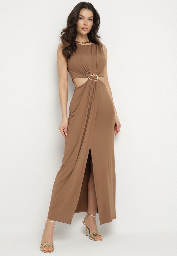 Born2be - Brązowa Sukienka z Wiskozą Ozdobiona Wycięciami i Metalową Aplikacją Odivaria. Kolor: brązowy. Materiał: wiskoza. Wzór: aplikacja. Styl: klasyczny