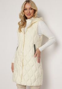 Born2be - Jasnobeżowa Pikowana Kamizelka z Kapturem Nomppe. Typ kołnierza: kaptur. Kolor: beżowy #2
