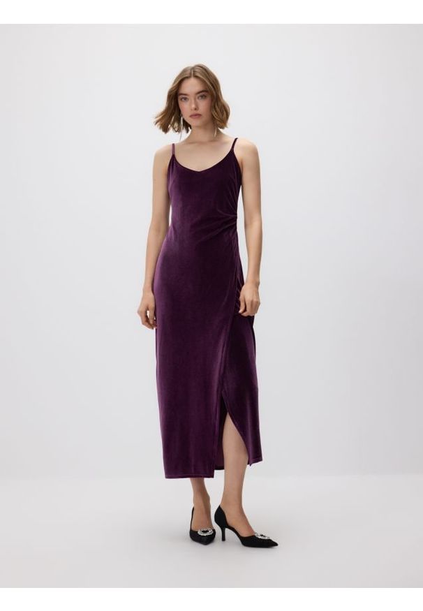 Reserved - Sukienka maxi z asymetrycznym rozcięciem - ciemnofioletowy. Kolor: fioletowy. Materiał: dzianina, welur. Typ sukienki: asymetryczne. Długość: maxi
