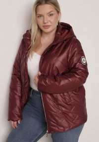 Born2be - Bordowa Pikowana Kurtka Przejściowa o Prostym Kroju z Kapturem Vimoris. Okazja: na spacer, na co dzień. Typ kołnierza: kaptur. Kolekcja: plus size. Kolor: czerwony. Materiał: poliester, jeans. Styl: casual, elegancki #4