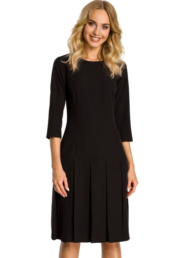 MOE - Elegancka sukienka z obniżoną talią i kontrafałdami. Materiał: materiał, elastan. Długość rękawa: krótki rękaw. Styl: elegancki