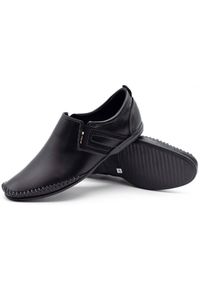 KOMODO Skórzane buty męskie 711 czarne. Okazja: na co dzień. Zapięcie: bez zapięcia. Kolor: czarny. Materiał: skóra. Styl: casual #3