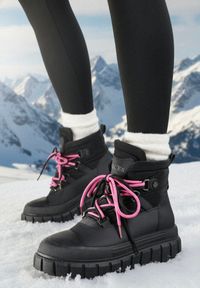 Born2be - Czarne Śniegowce Vices na Grubej Tłoczonej Podeszwie Anirrise. Kolor: czarny. Materiał: skóra, jeans #1