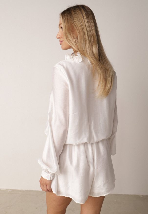 Born2be - Biały Krótki Kombinezon Ozdobiony Żabotem Menimei. Okazja: na co dzień. Kolor: biały. Materiał: materiał, poliester. Długość: krótkie. Wzór: aplikacja. Styl: casual, klasyczny, elegancki