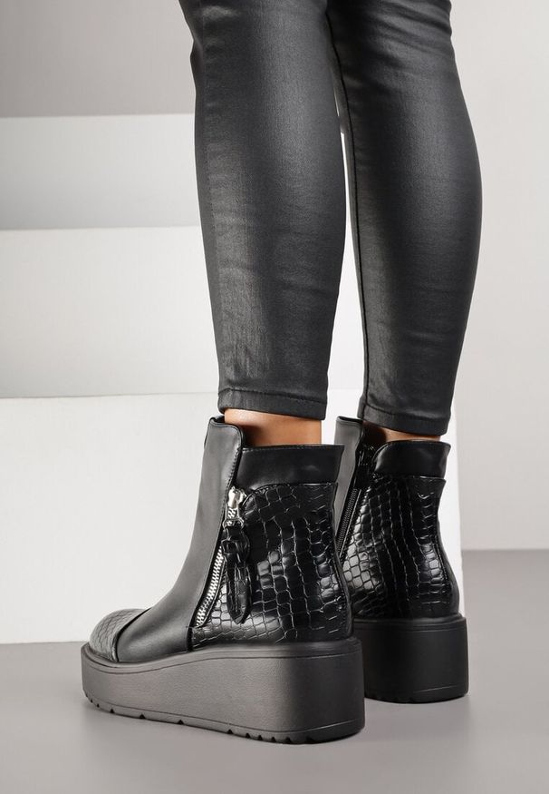 Renee - Czarne Botki Vices z Imitacji Skóry na Platformie Ozdobione Tłoczeniem Faleressa. Okazja: na co dzień. Zapięcie: zamek. Kolor: czarny. Materiał: skóra. Wzór: aplikacja. Obcas: na platformie. Styl: casual