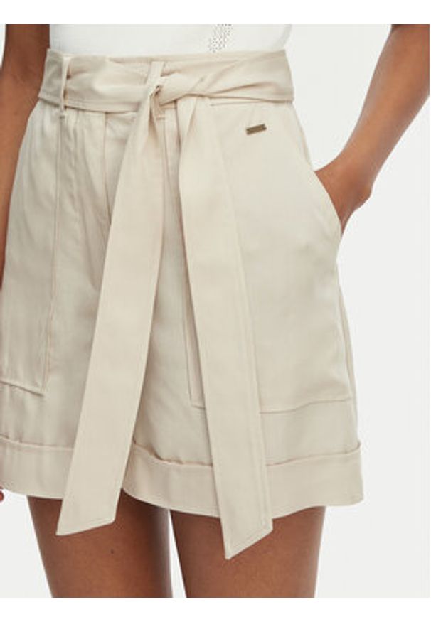 Guess Szorty materiałowe W5GD1R WG4C2 Beżowy jasny Regular Fit. Kolor: beżowy. Materiał: lyocell