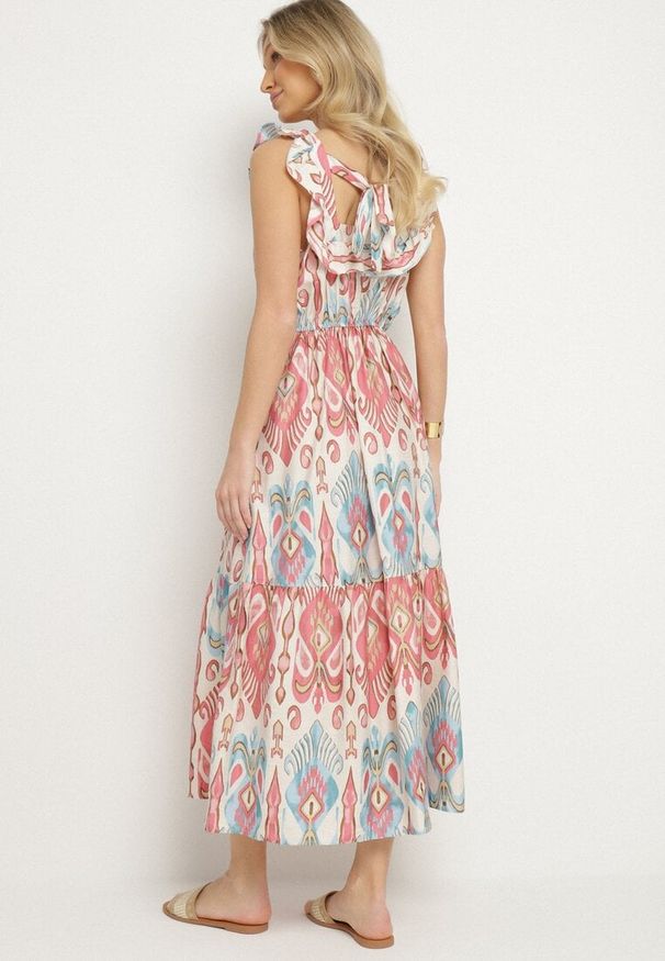Born2be - Różowa Rozkloszowana Sukienka z Wiskozą Wiązana na Plecach w Print Boho Turielia. Okazja: na spacer. Kolor: różowy. Materiał: wiskoza. Długość rękawa: na ramiączkach. Wzór: nadruk. Sezon: lato. Styl: boho