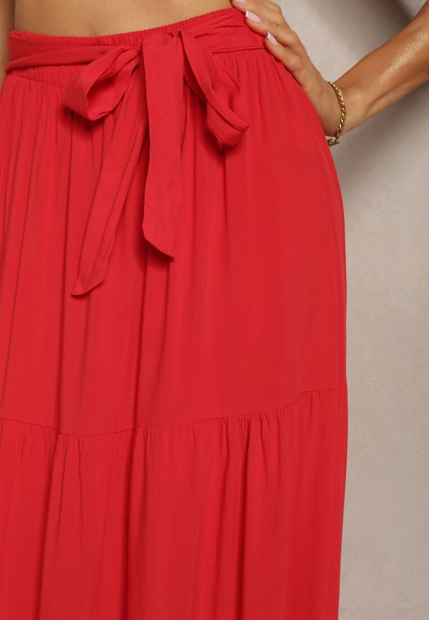 Renee - Czerwona Rozkloszowana Spódnica Maxi z Wiskozy z Materiałowymi Paskami Wintelis. Okazja: do pracy. Kolor: czerwony. Materiał: materiał, wiskoza. Wzór: paski. Styl: elegancki