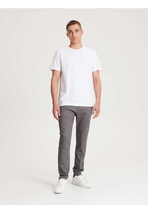 Reserved - Spodnie chino slim fit - ciemnoszary. Kolor: szary. Materiał: bawełna, tkanina