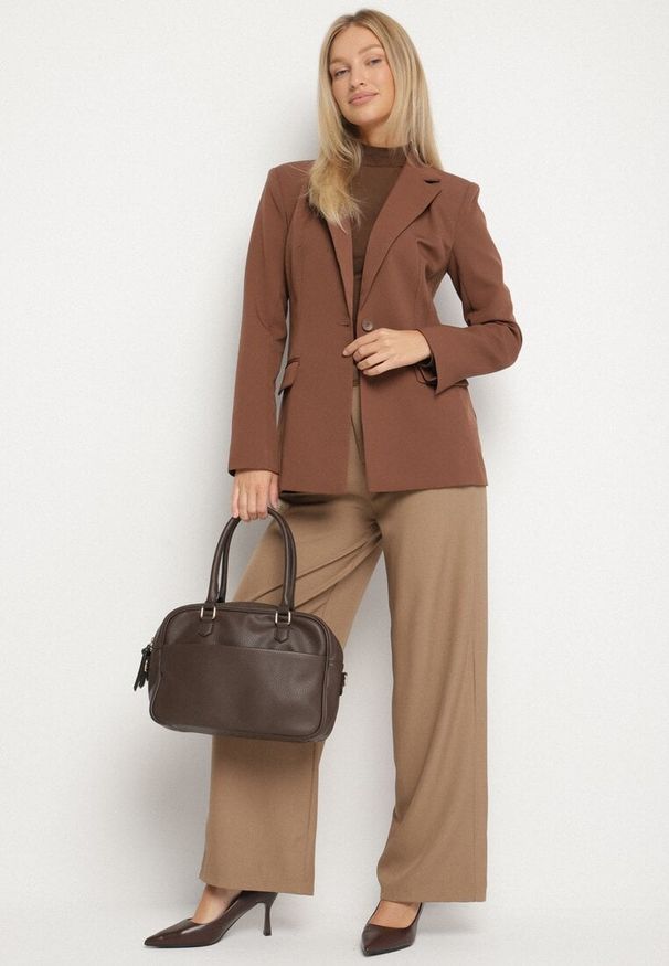 Born2be - Brązowa Taliowana Marynarka VICES z Usztywnionymi Ramionami Aravita. Okazja: na co dzień. Kolor: brązowy. Materiał: jeans, poliester. Styl: elegancki, klasyczny, casual