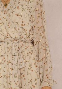 Renee - Beżowa Sukienka Endereia. Kolor: beżowy. Materiał: materiał, tkanina. Wzór: nadruk, aplikacja, kwiaty. Długość: maxi