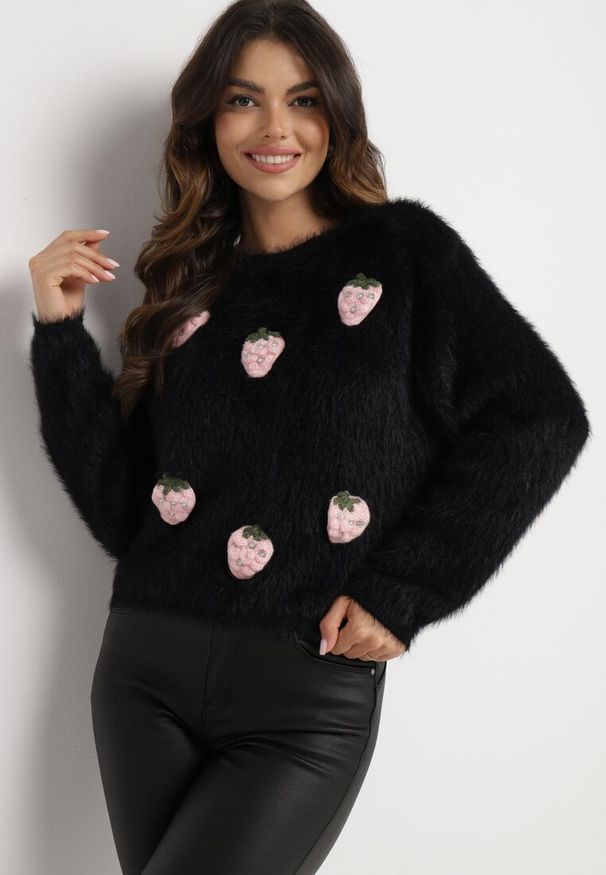 Born2be - Czarny Puchaty Sweter z Wełną i Aplikacjami Truskawek 3D Leraisa. Okazja: na co dzień. Kolor: czarny. Materiał: wełna. Wzór: aplikacja. Sezon: jesień, wiosna. Styl: klasyczny, elegancki, casual