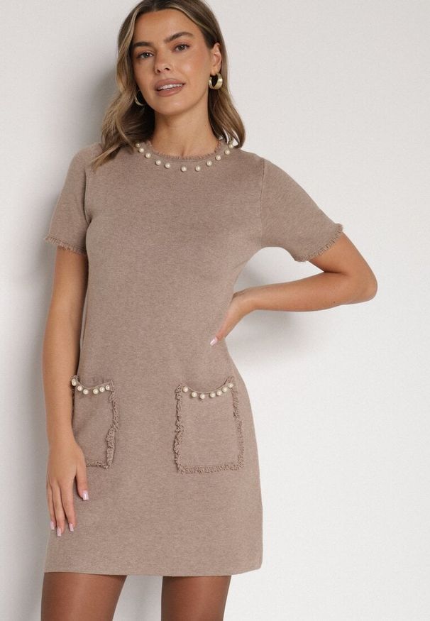 Born2be - Beżowa Trapezowa Sukienka Sweterkowa Ozdobiona Perełkami Eletusa. Okazja: na co dzień. Kolor: beżowy. Wzór: aplikacja. Typ sukienki: trapezowe. Styl: casual, elegancki. Długość: midi