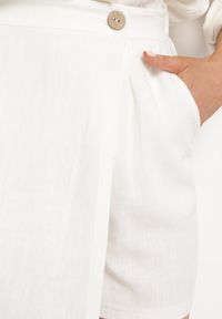 Born2be - Białe Szorty Imitujące Spódniczkę Mini z Bawełny i Lnu Alaniela. Okazja: na co dzień. Kolor: biały. Materiał: bawełna, len. Sezon: lato. Styl: casual, wizytowy #7