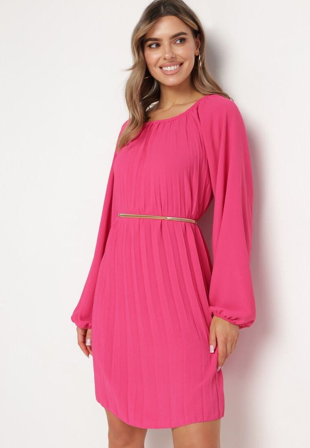 Born2be - Fuksjowa Plisowana Sukienka z Bufiastymi Rękawami Perlase. Okazja: na co dzień. Kolor: różowy. Styl: elegancki, klasyczny, casual