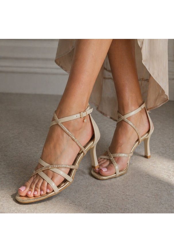Beżowe lico skórzane Polskie sandały damskie Prestige 2307/ki. Zapięcie: pasek. Kolor: beżowy. Materiał: skóra. Wzór: aplikacja. Sezon: wiosna, lato. Obcas: na szpilce. Styl: elegancki, klasyczny, wizytowy