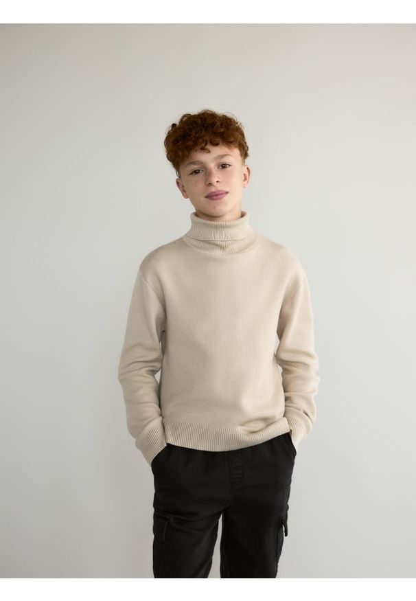 Reserved - Klasyczny golf - beżowy. Typ kołnierza: golf. Kolor: beżowy. Materiał: dzianina, wiskoza. Styl: klasyczny