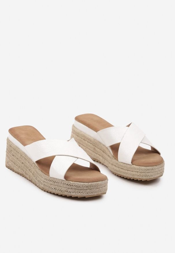 Renee - Białe Casualowe Klapki na Koturnie w Stylu Boho Crisamara. Okazja: na co dzień. Kolor: biały. Materiał: len. Sezon: lato. Obcas: na koturnie. Styl: boho, casual. Wysokość obcasa: średni