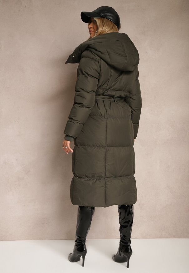 Renee - Ciemnozielona Długa Kurtka z Pikowanymi Przeszyciami Kapturem i Wiązanym Paskiem Zalirra. Okazja: na co dzień. Kolor: zielony. Materiał: dzianina, jeans. Długość: długie. Styl: casual, elegancki