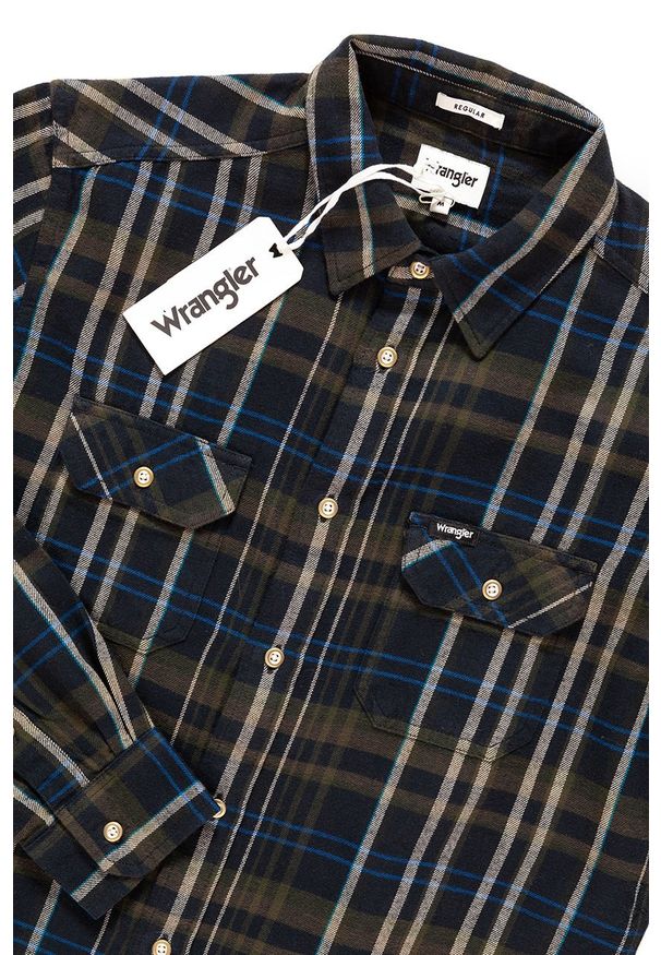 Wrangler - KOSZULA WRANGLER LS 2PKT FLAP SHIRT DUSTY OLIVE W5982T245 112129892. Materiał: materiał. Wzór: kratka