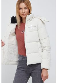 Calvin Klein Jeans kurtka J20J219007.9BYY damska kolor beżowy zimowa. Okazja: na co dzień. Kolor: beżowy. Materiał: poliester, włókno, materiał. Wzór: gładki. Sezon: zima. Styl: casual #7