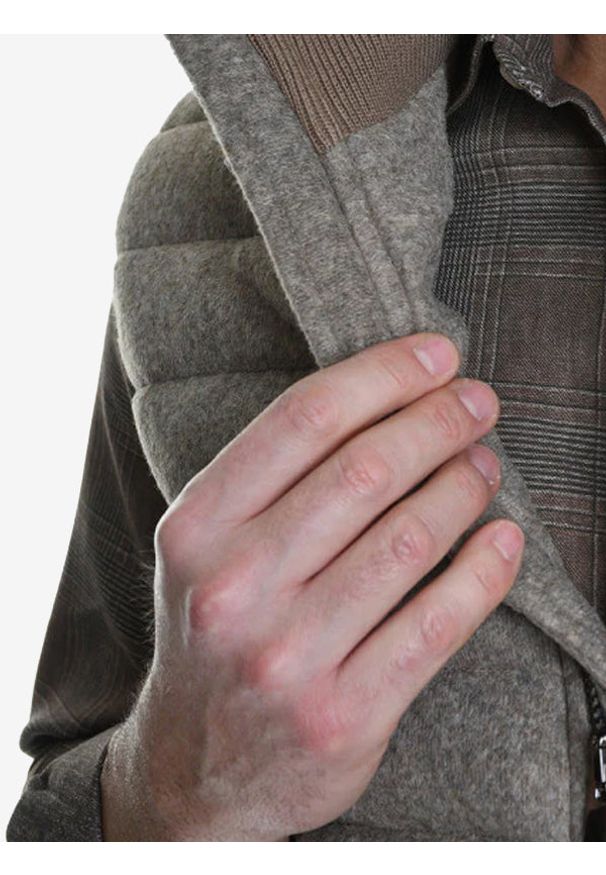 Xagon Bezrękawnik "Down Vest" | A2505 2PMEC02 | Mężczyzna | Beżowy. Okazja: na co dzień, na spotkanie biznesowe, na spacer. Kolor: beżowy. Materiał: wełna, poliester. Długość rękawa: bez rękawów. Długość: długie. Sezon: wiosna, lato, jesień. Styl: casual, biznesowy, elegancki