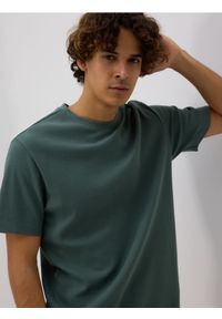 Reserved - Strukturalny t-shirt comfort fit - ciemnozielony. Kolor: zielony. Materiał: bawełna, dzianina