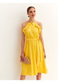 TOP SECRET - żakardowa sukienka z falbaną. Okazja: na imprezę. Kolor: żółty. Materiał: żakard. Długość rękawa: na ramiączkach. Sezon: lato. Styl: elegancki, wizytowy #2