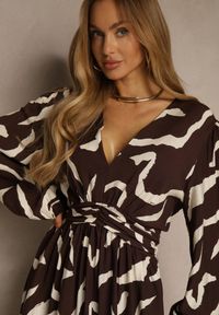 Renee - Brązowa Sukienka z Wiskozą o Rozkloszowanym Kroju Netiva. Okazja: na spacer. Kolor: brązowy. Materiał: wiskoza. Sezon: wiosna, jesień. Styl: elegancki #2