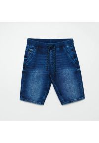 Cropp - Jeansowe szorty jogger - Granatowy. Kolor: niebieski. Materiał: jeans #1