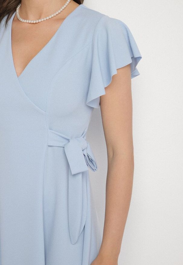 Born2be - Jasnoniebieska Rozkloszowana Sukienka Kopertowa z Wiązaniem w Talii Dannila. Kolor: niebieski. Wzór: aplikacja. Typ sukienki: kopertowe