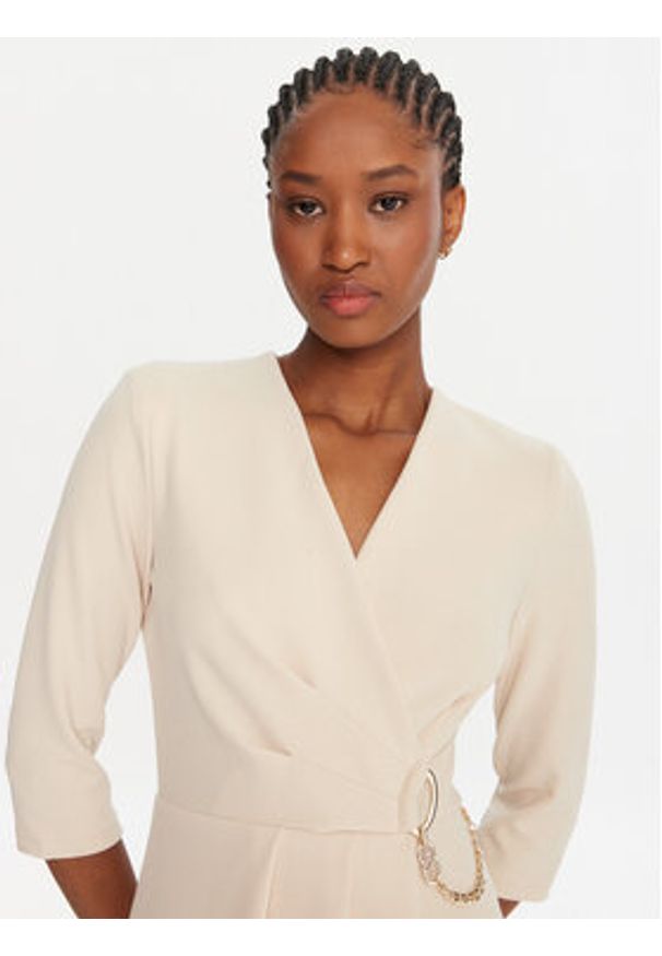 Rinascimento Sukienka koktajlowa CFC0020071002 Beżowy Regular Fit. Kolor: beżowy. Materiał: syntetyk. Styl: wizytowy