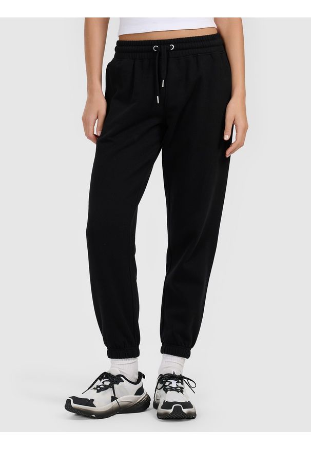4f - 4F Spodnie dresowe joggery damskie - czarne S. Stan: podwyższony. Kolor: czarny. Materiał: dresówka. Długość: długie