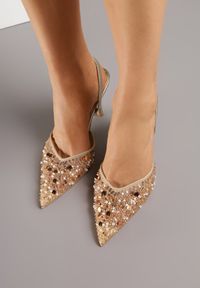 Renee - Złote Szpilki Slingback Zdobione Perełkami i Cekinami Irifera. Okazja: na studniówkę, na co dzień. Zapięcie: bez zapięcia. Kolor: złoty. Materiał: satyna, jeans. Wzór: aplikacja. Obcas: na szpilce. Styl: casual, elegancki #6