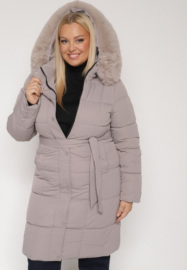 Born2be - Szara Pikowana Kurtka z Kapturem z Futrem i Wiązanym Paskiem Mevinatia. Okazja: na co dzień. Typ kołnierza: kaptur. Kolekcja: plus size. Kolor: szary. Materiał: futro. Styl: casual, klasyczny