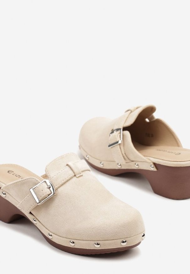 Born2be - Beżowe Klapki na Obcasie w Stylu Chodaków z Klamrą Ellatis. Okazja: na co dzień. Kolor: beżowy. Materiał: jeans. Wzór: aplikacja. Obcas: na obcasie. Styl: klasyczny, casual. Wysokość obcasa: średni