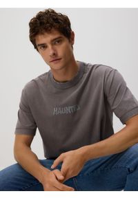 Reserved - T-shirt boxy z nadrukiem - ciemnoszary. Kolor: szary. Materiał: dzianina, bawełna. Wzór: nadruk