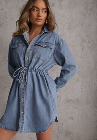 Renee - Niebieska Jeansowa Bawełniana Sukienka Koszulowa z Wiązaniem i Marszczeniem Enatta. Okazja: na co dzień. Kolor: niebieski. Materiał: jeans, bawełna. Wzór: aplikacja. Sezon: lato. Typ sukienki: koszulowe. Styl: casual #5