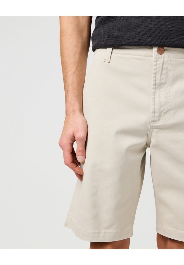 Wrangler - MESKIE SPODENKI WRANGLER CJ CHINO SHORTS PELICAN 112362919