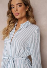 Renee - Jasnoniebieska Sukienka Koszulowa z Bawełny w Paski i Wiązanym Paskiem Mayreli. Kolor: niebieski. Materiał: bawełna. Wzór: paski. Typ sukienki: koszulowe. Styl: wakacyjny