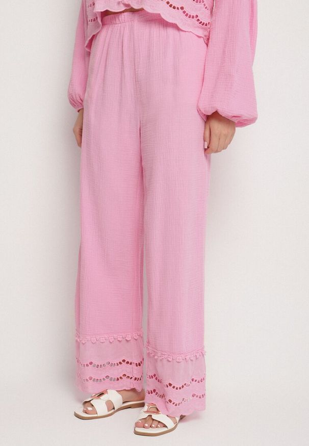 Born2be - Fuksjowy Bawełniany Komplet z Ażurowymi Zdobieniami Wiązana Bluzka i Spodnie Savurielle. Kolor: różowy. Materiał: bawełna. Wzór: ażurowy, aplikacja